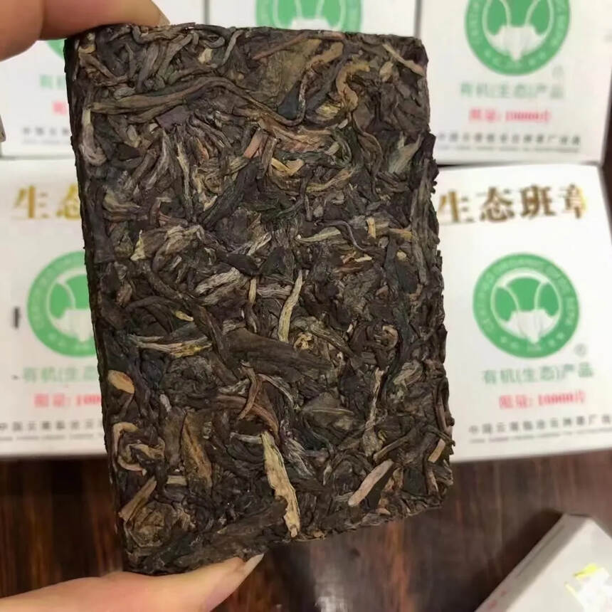 2005年云洲茶厂生态班章茶砖100克老生茶，烟香浓