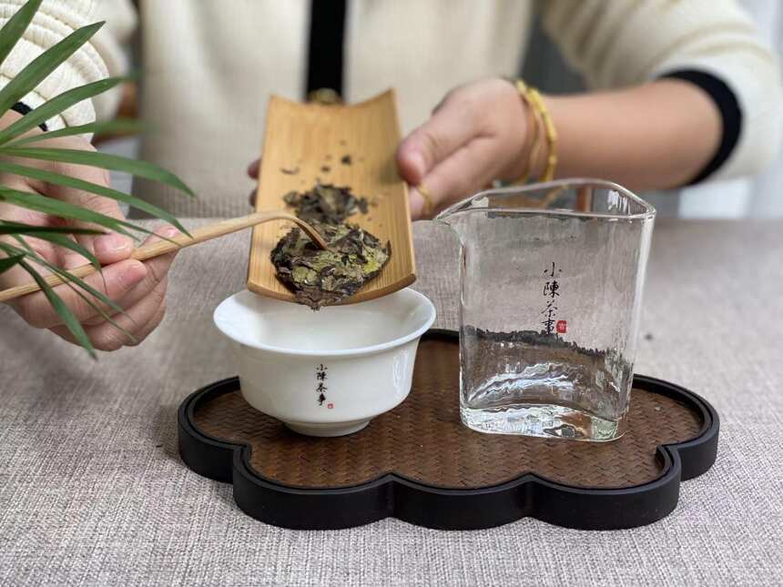 老白茶用焖茶壶闷泡才甘甜，快出水味道淡？别被商家宣传迷晕了眼