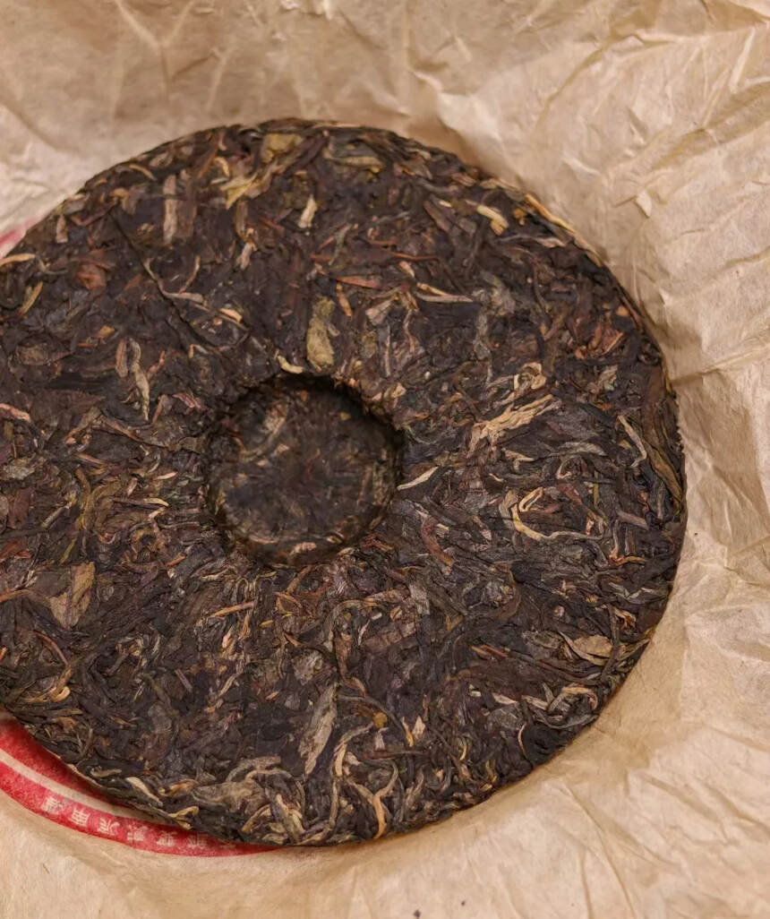 2005年冰岛高杆茶王生饼?精选冰岛高杆茶料，干仓存