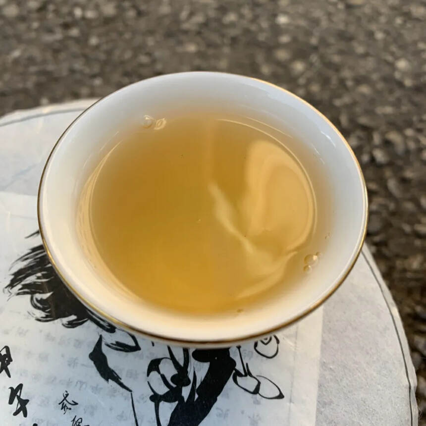 2014年冰岛生茶一口料压制，昆明摆放.汤水入口非常