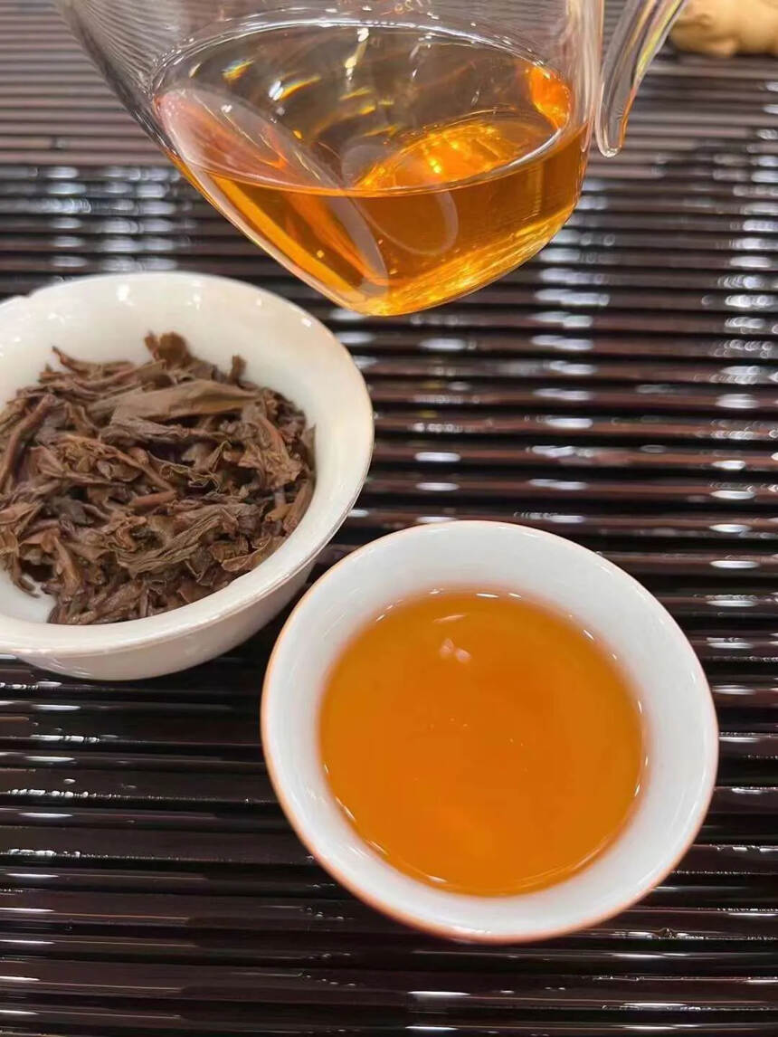 ??2005年六大茶山易武，条索粗壮，口感非常霸气，