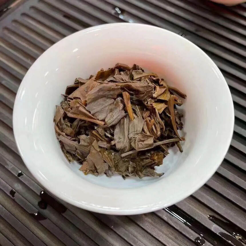 ??05年紫印班章老树，条索雄浑有力。 整个茶透出的