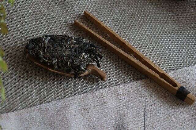 普洱茶饼如何正确撬茶