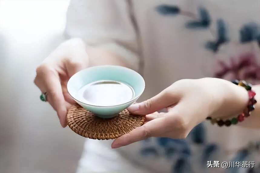 安静的品一杯茶，去聆听茶和自己的心事