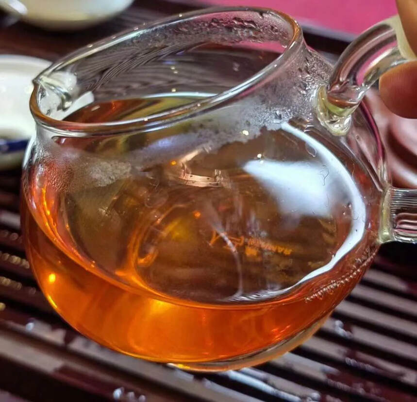 六大茶山茶业有限公司出品301红中绿印巴达山红丝带特
