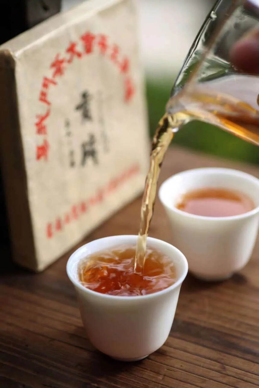 2006年半坡寨古茶厂出品的半坡寨乔木圆茶选用南糯山