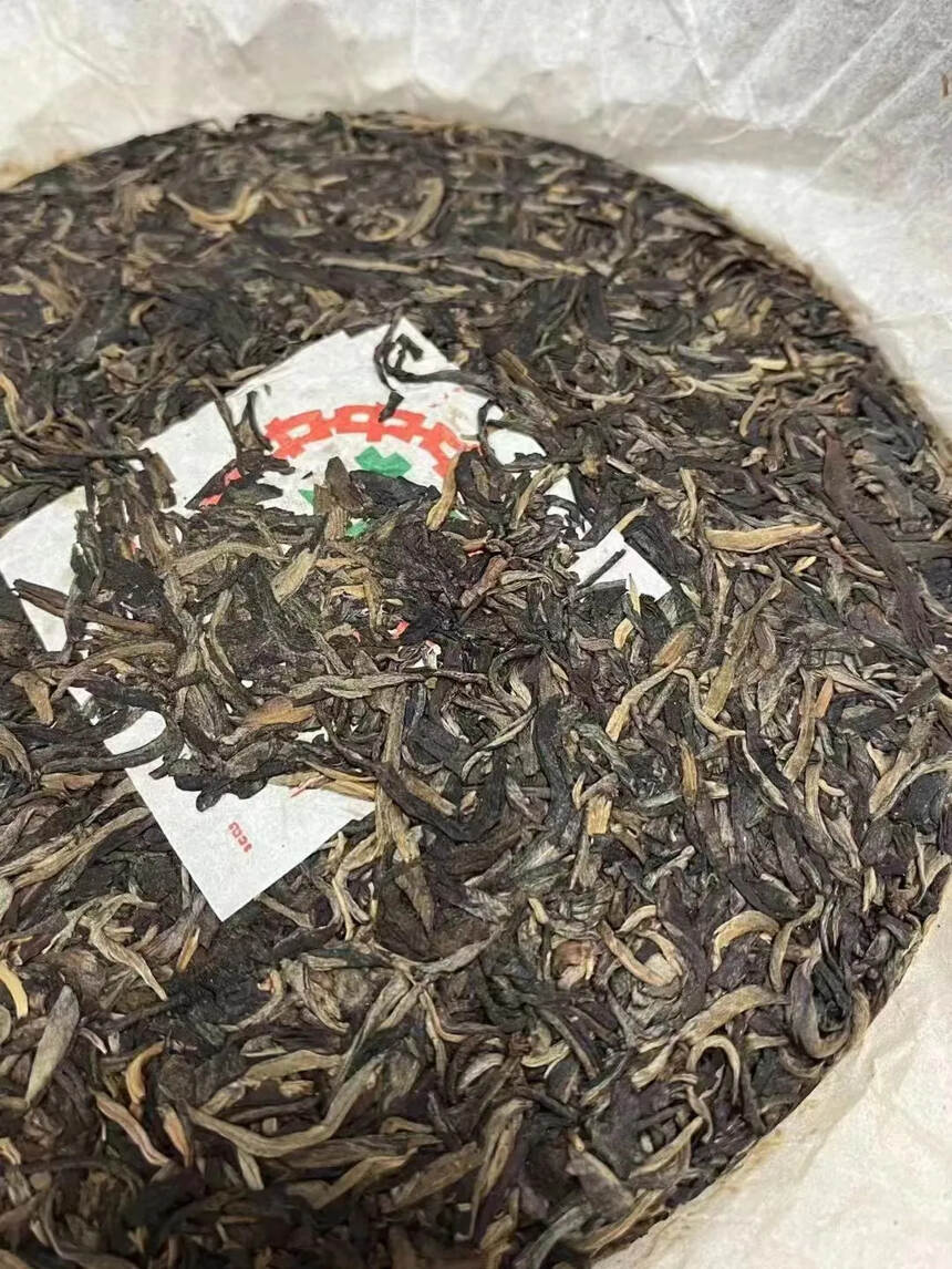 99年中茶水蓝印，勐海茶厂内飞绿印生茶。