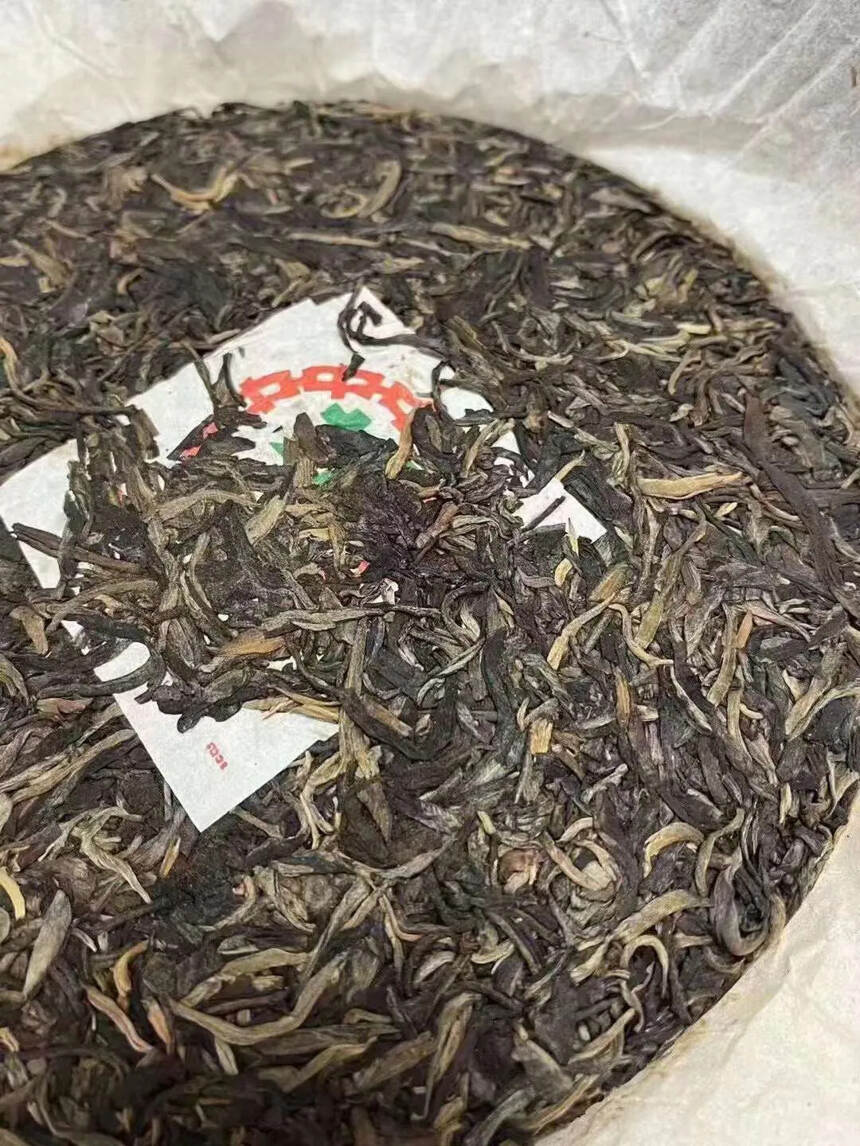 ??99年中茶水蓝印，勐海茶厂内飞绿印生茶。条索粗壮