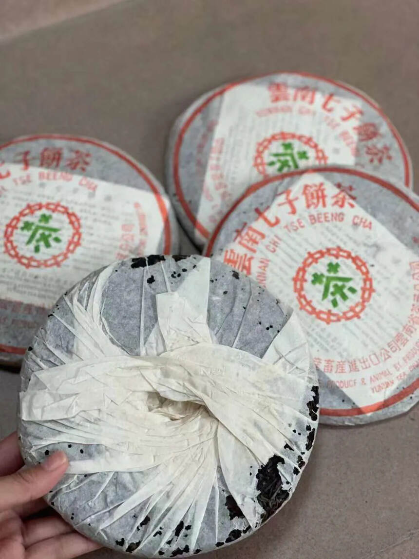 ??99年中茶水蓝印，勐海茶厂内飞绿印生茶。厚实饱满