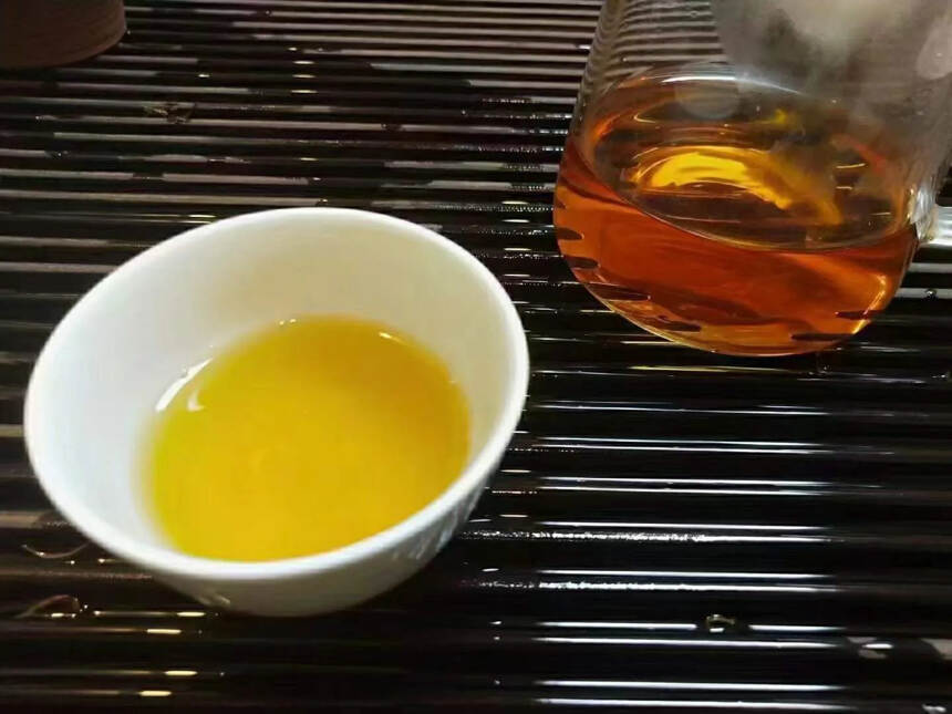 07年的中茶水蓝印汤水透亮，叶底鲜活、生津回甘持久，