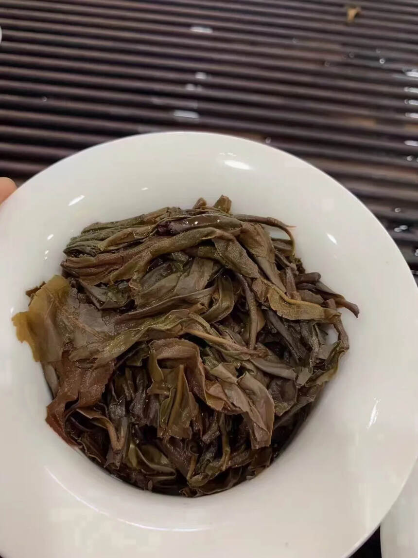 2009年象明茶厂 易武，357克/片整个茶叶选料比