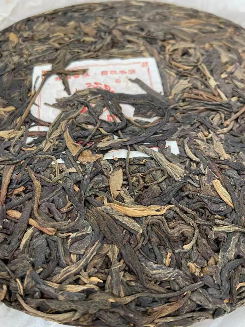 2009年象明茶厂 易武，357克/片整个茶叶选料比