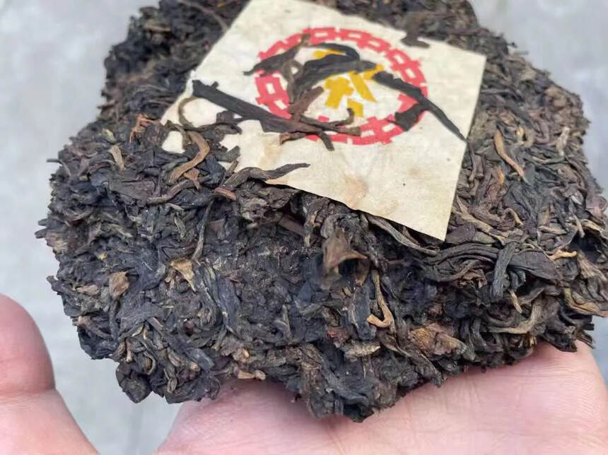 ??90年代小黄印青饼纯干仓，勐海春茶料，条索粗壮，