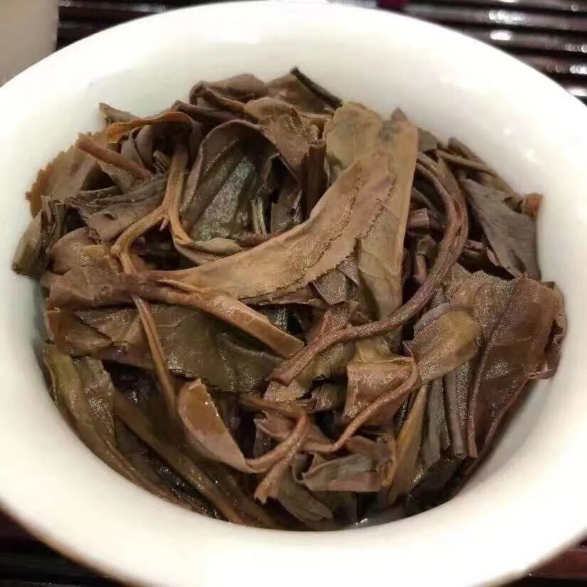 ??2006年中茶黄印，条索粗壮，口感非常霸气，细嫩