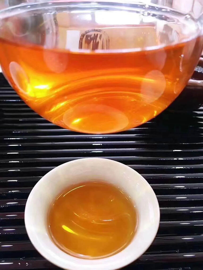 ??2006年中茶黄印，条索雄浑有力。 整个茶透出的