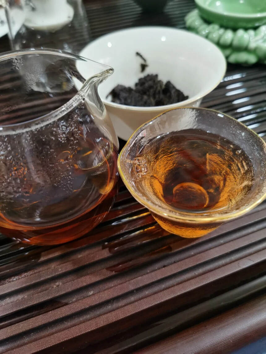 02年勐海布朗山老茶头，口感香糯润滑。耐泡好茶值得拥