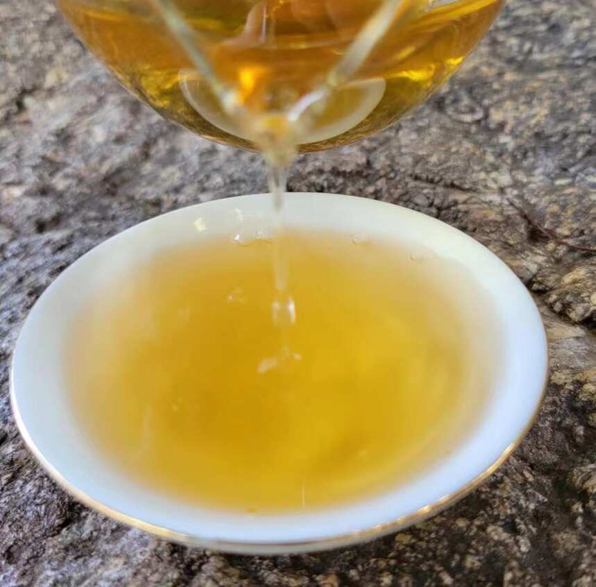 一饼普洱茶沉淀了您的岁月 喝茶要趁早 品茶要选好