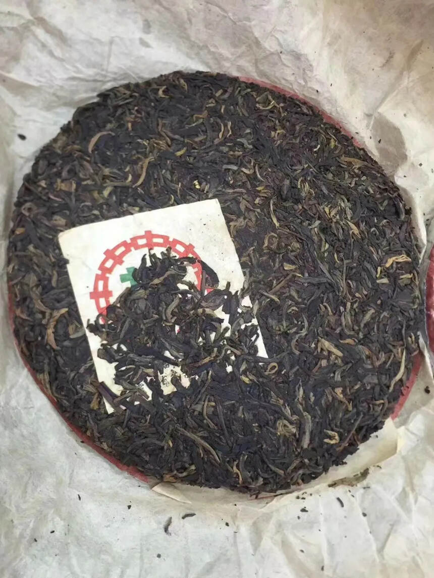 99年中茶牌黑飞青饼，品质优良，茶底选料上乘，茶青用