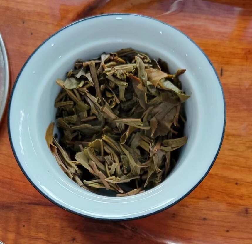 一饼普洱茶沉淀了您的岁月 喝茶要趁早 品茶要选好