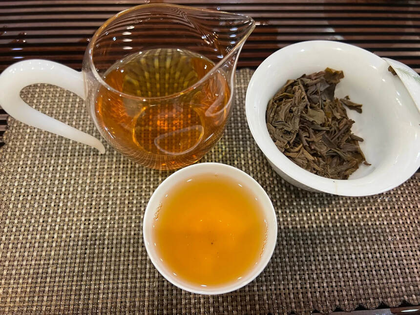 06年勐海七子饼茶傣叶生茶，勐海县公安局内部用茶，采