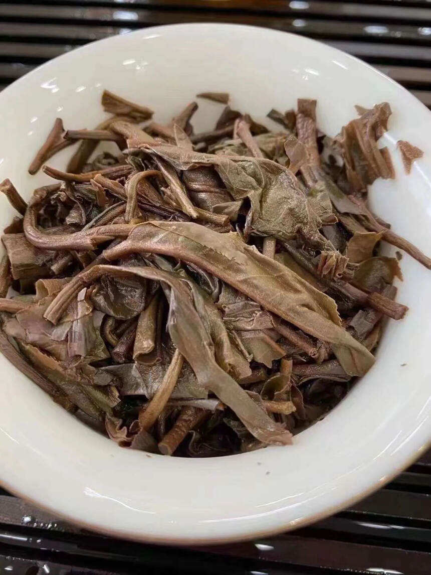 ??2006年六大茶山石磨饼生茶，400g一饼，汤色