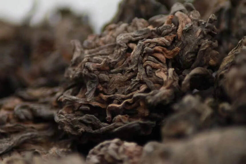 2009年勐海荷香老茶头条索粗壮，芽头肥壮显毫，汤色