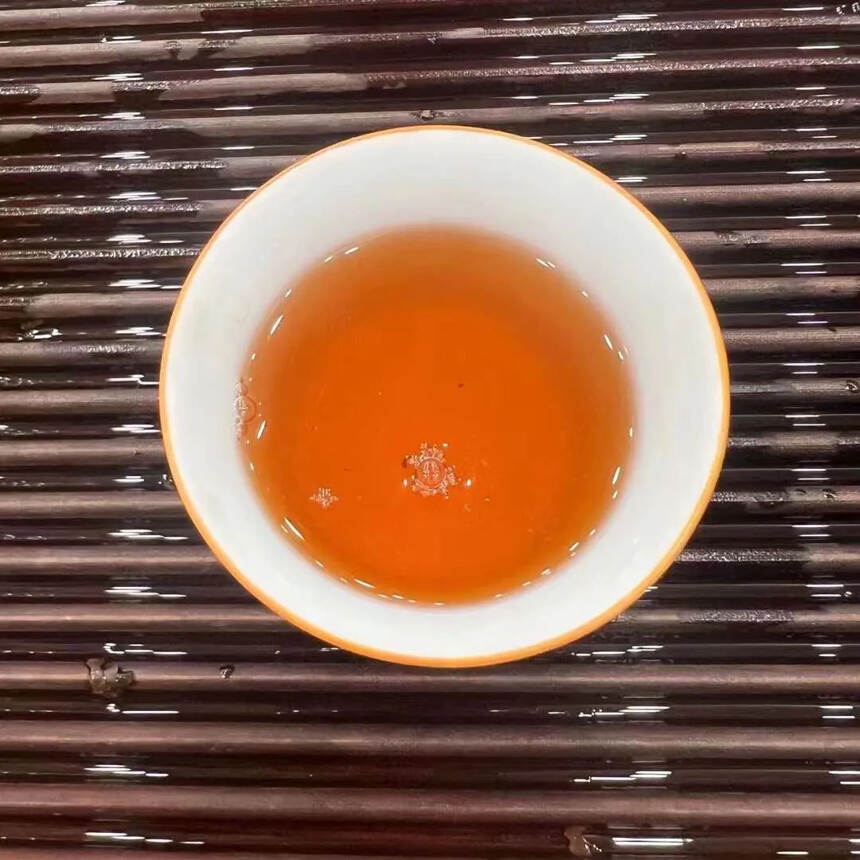??2004南乔班章有机茶，条索雄浑有力。 整个茶透
