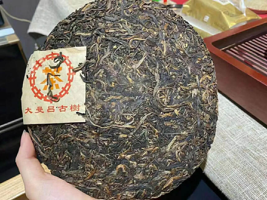 ??2001年橙印大曼吕古树傣文青饼，条索粗壮，芽头