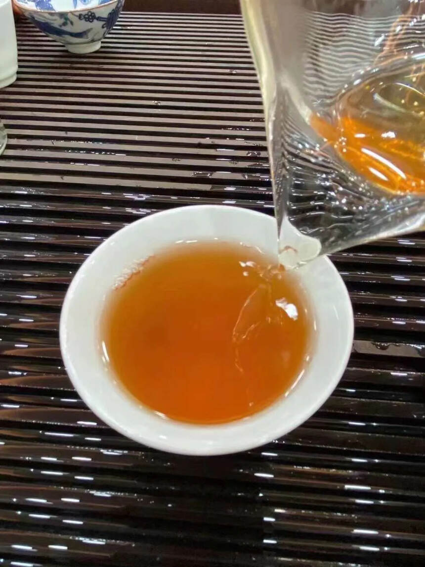 2004中茶雨前乔木百茶飞普洱生茶！高山雨前乔木青饼