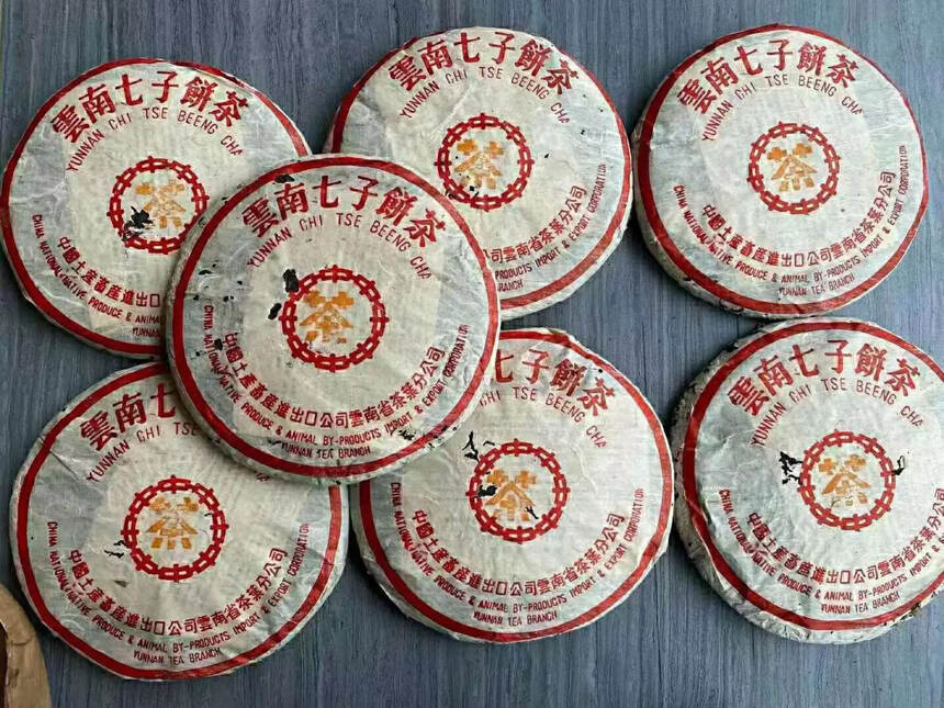 ??2001年橙印大曼吕古树傣文青饼，条索粗壮，芽头