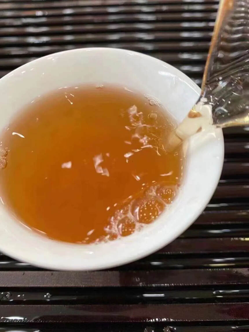 ??2006年六大茶山石磨饼生茶，400g一饼，香气