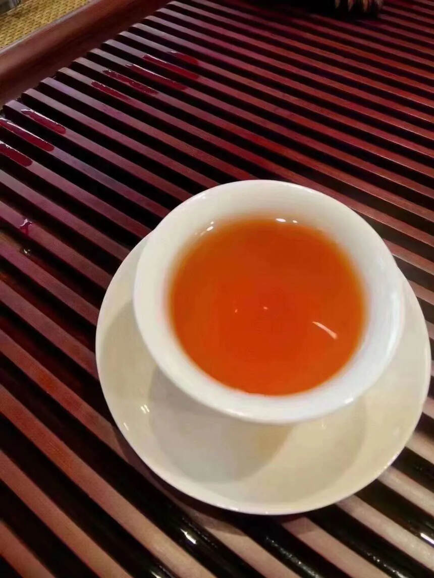 ??一九九八7542甲级青饼，条索雄浑有力。 整个茶