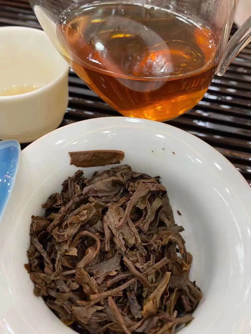 ??堪比孔雀白菜的2004野生茶，汤感粘稠、茶气厚重