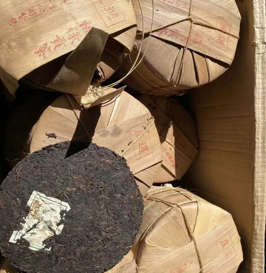 七十年代福禄贡青饼圆茶 ，选云南易武大叶种乔木茶为原