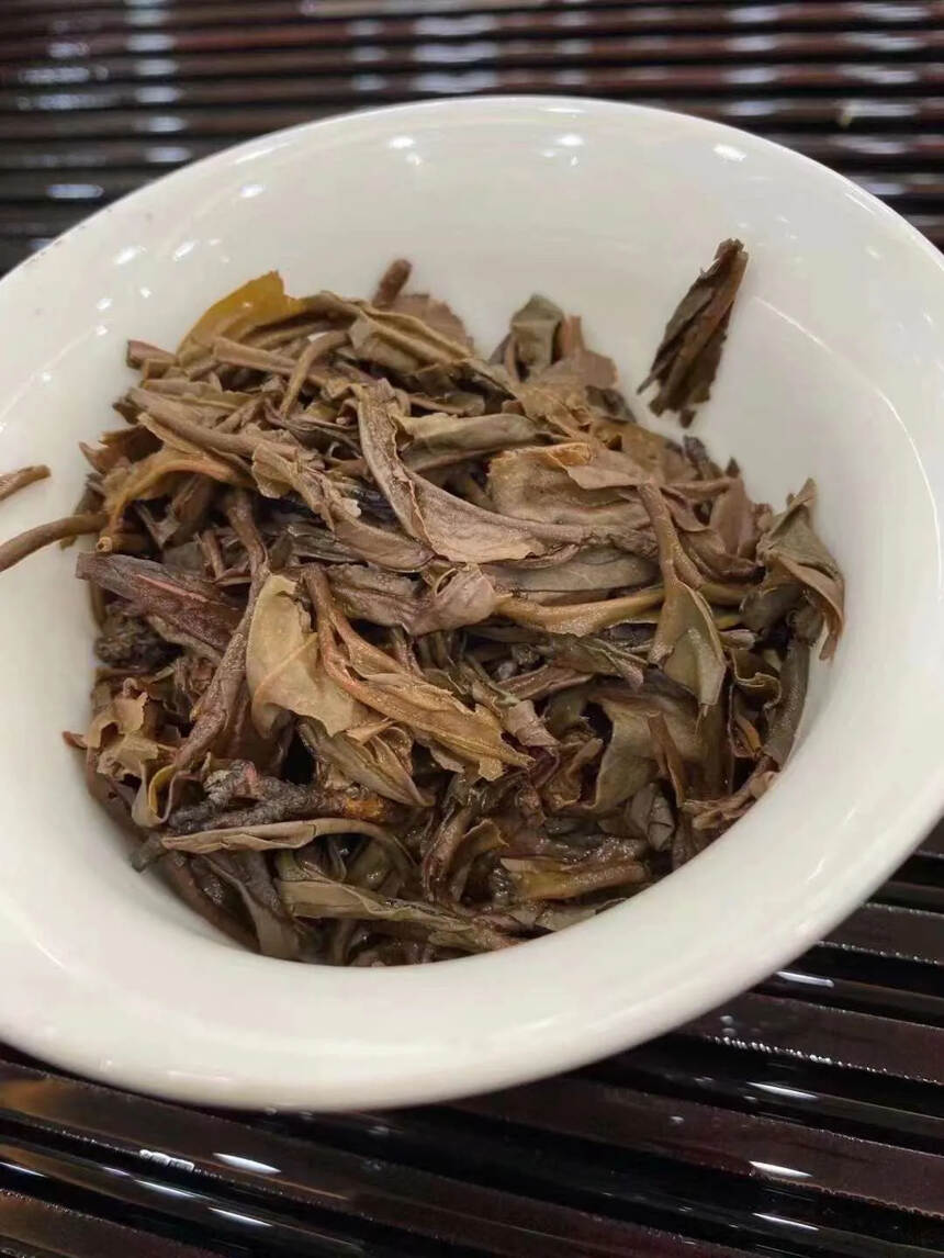 2004中茶雨前乔木百茶飞普洱生茶！高山雨前乔木青饼