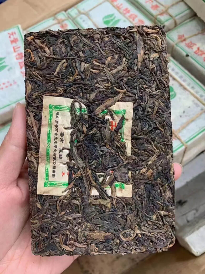2003年凤临无量山特级贡砖生茶，250克/片，粗壮