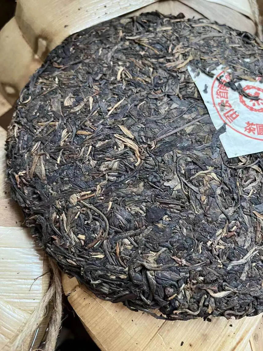 ??99年大红印生茶，布朗山纯料压制。汤色清澈明亮，