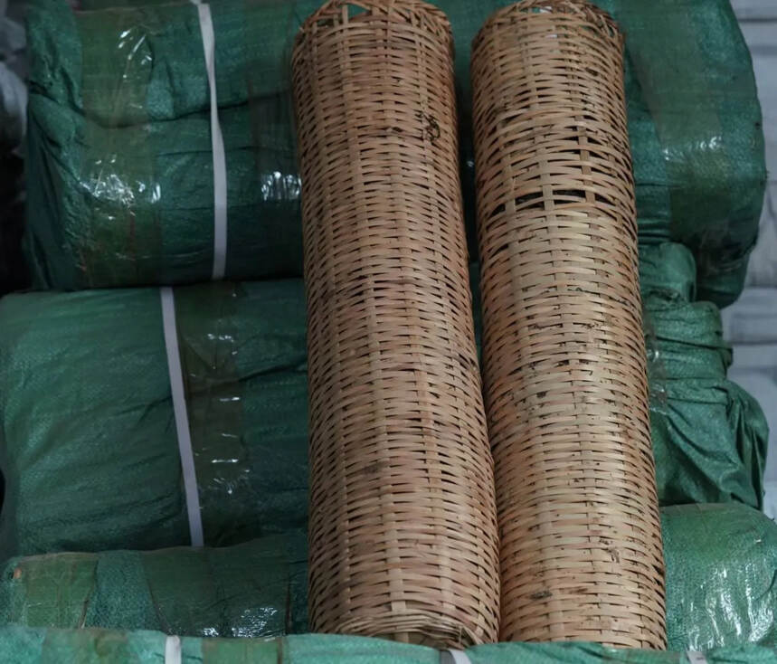 2000年布朗山古树竹篓茶柱6000克左右、条索粗壮