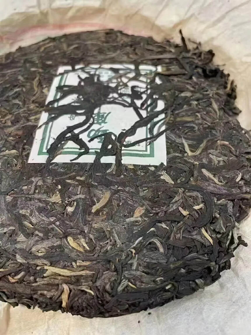 2005年勐库冰岛母树茶生饼茶汤稠密，蜜韵甘甜醇厚，