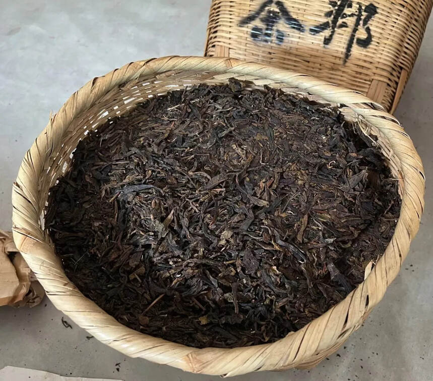 2006年倚邦贡茶8000克带烟香茶气刚猛