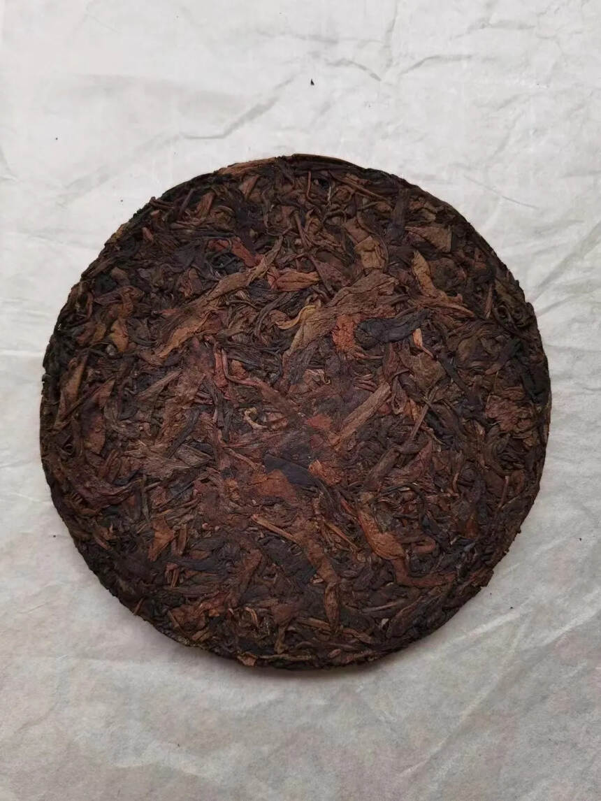 99年易武麻黑销台饼400g／片，竹篮装