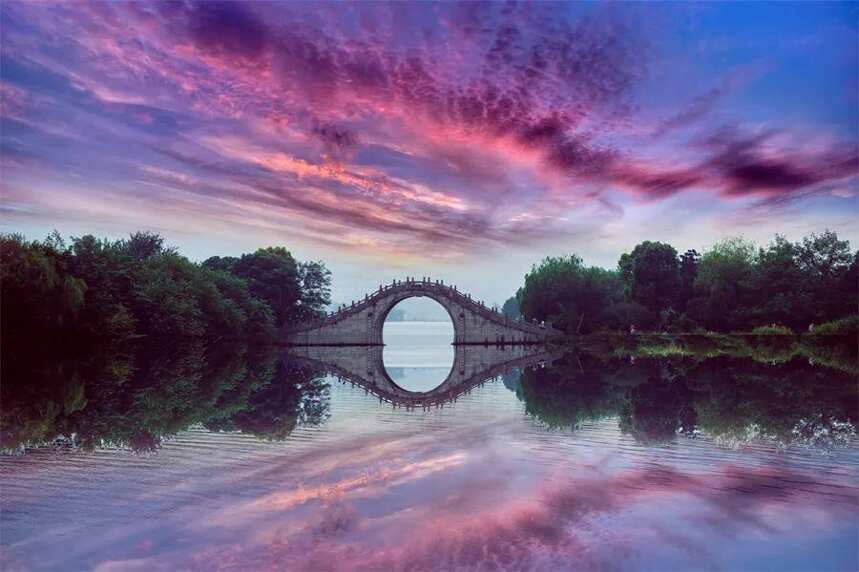 夕阳遇上秋水，就像鸡头米遇上糖水