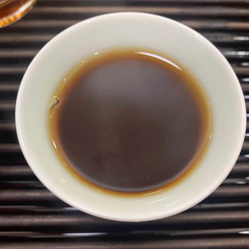 2002年鸿泰昌熟茶饼 陈年老熟茶 精工揉造 味醇清