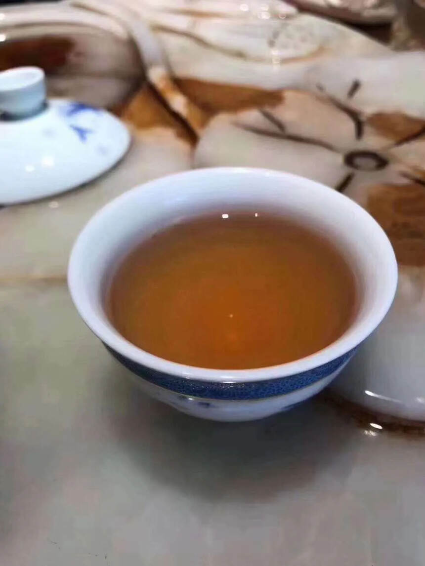 ??96年金印老青饼格纹纸生茶，纯干仓存放，汤色清澈