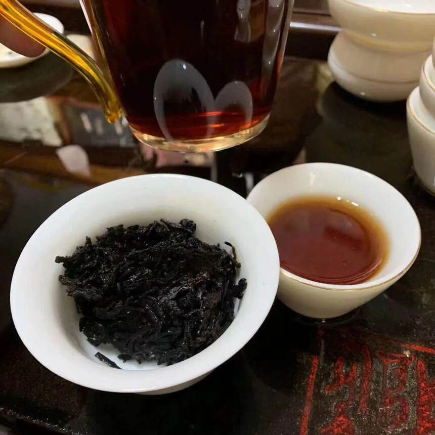 ??98年中茶紫天饼熟茶，口感细腻绵长，野韵十足，越