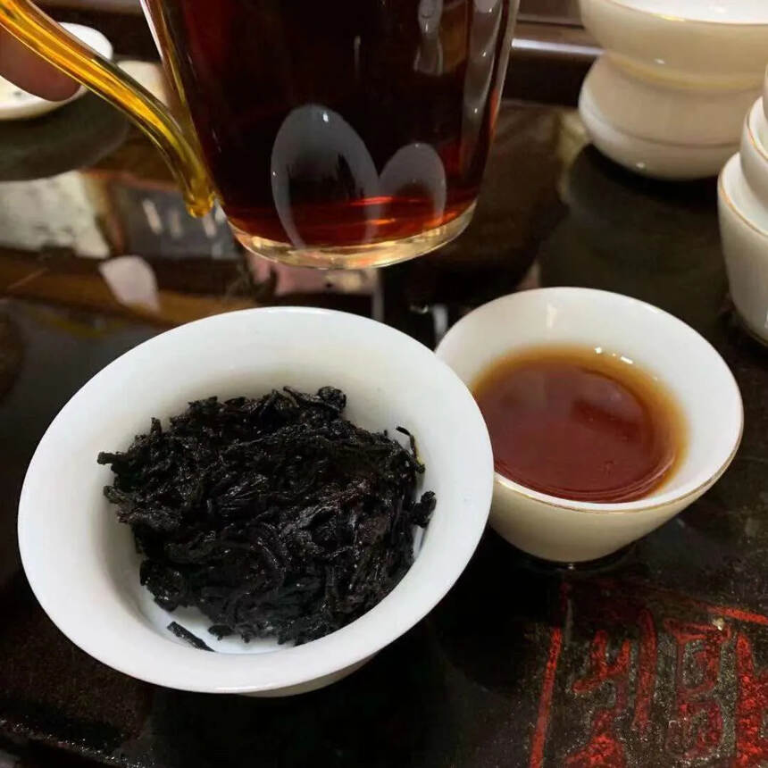 ??98年中茶紫天饼熟茶，汤色清澈明亮，化得较快，生