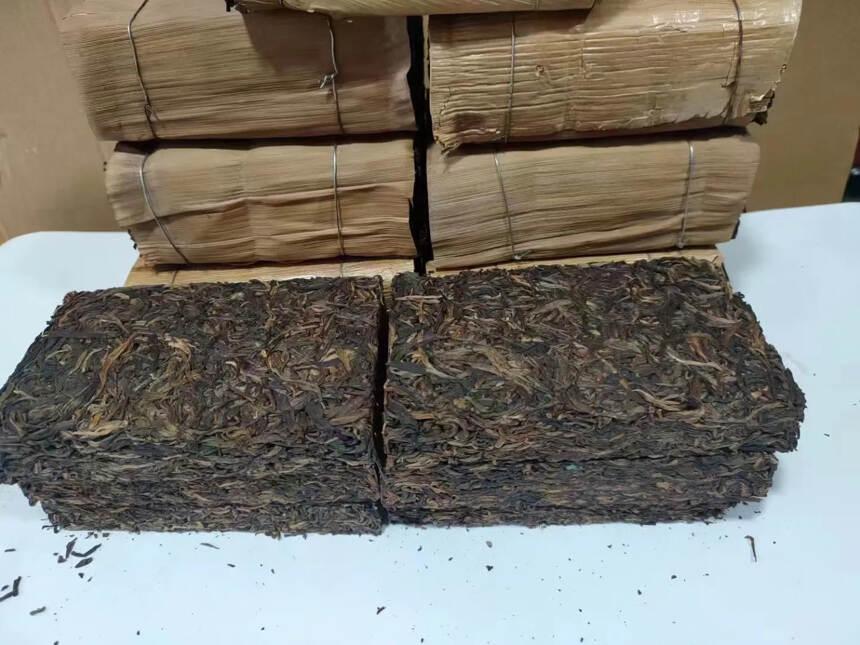 98老曼峨生砖—甜茶一包2片，一片250克，里外一口