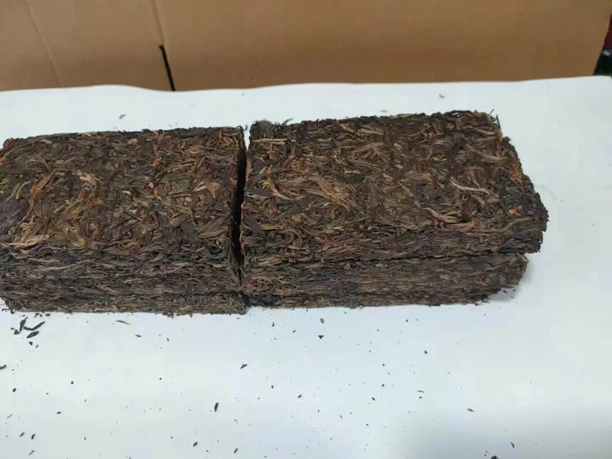 98老曼峨生砖—甜茶一包2片，一片250克，里外一口