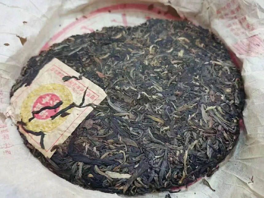 ??2005年南嶠茶厂班章印茶传统笋壳包装，汤色清澈