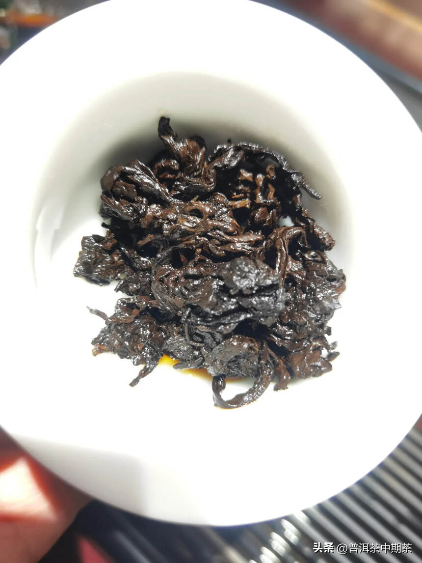 少量分享，1994年老茶头180克，此款选用勐海地区